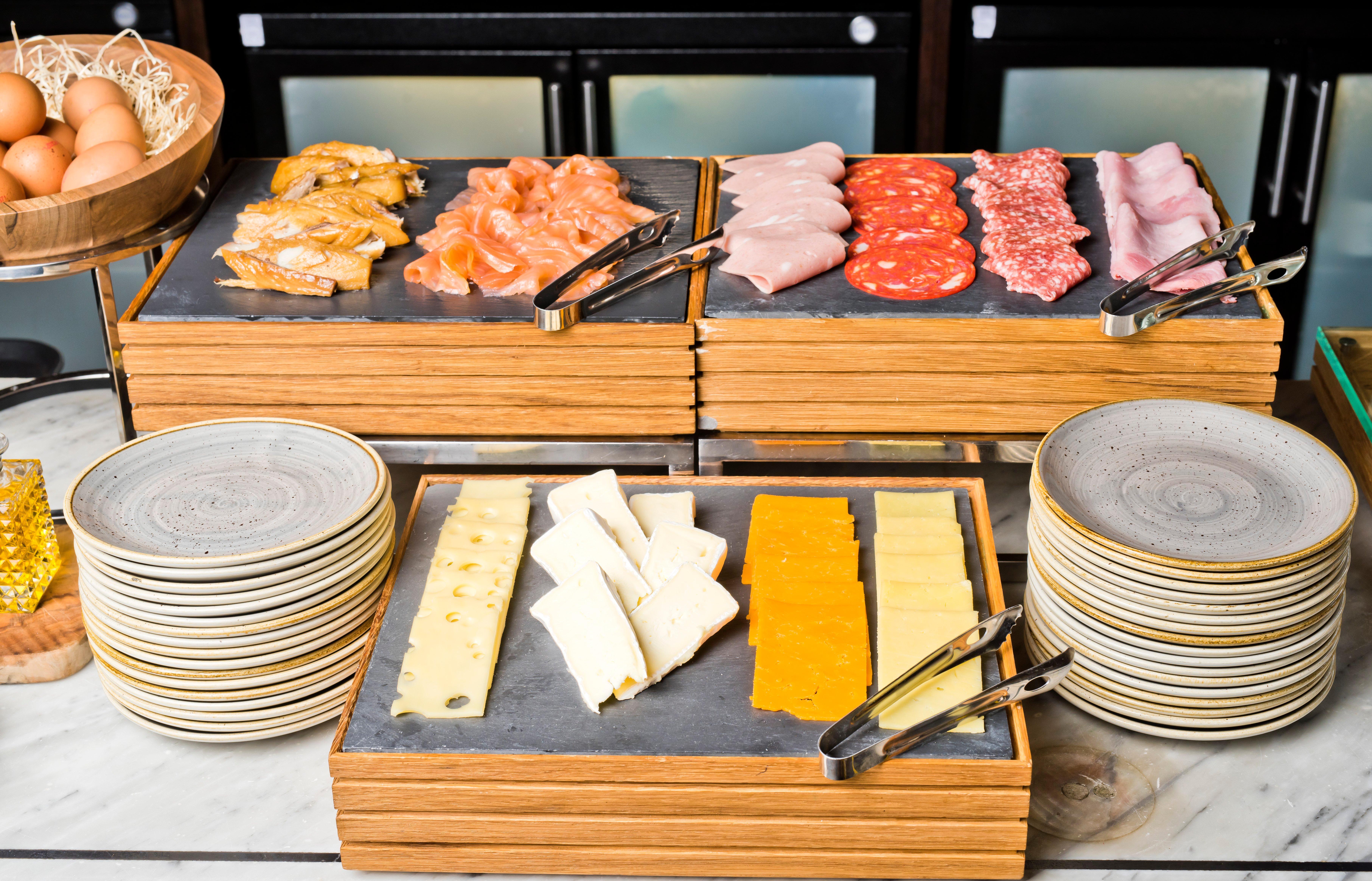Hotel Intercontinental Edinburgh The George By Ihg Exteriér fotografie A selection of cold cuts and cheese