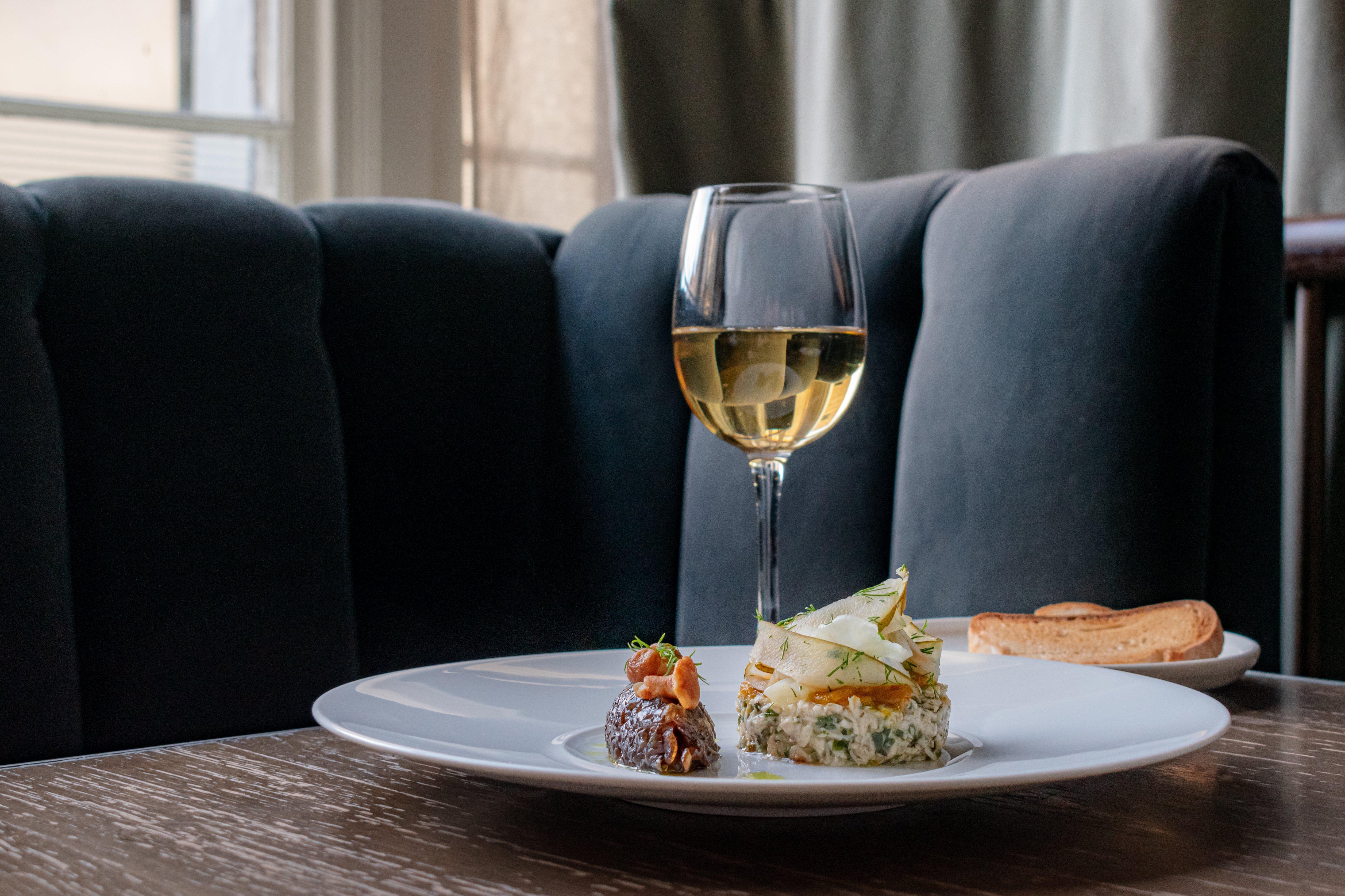 Hotel Intercontinental Edinburgh The George By Ihg Exteriér fotografie A glass of white wine