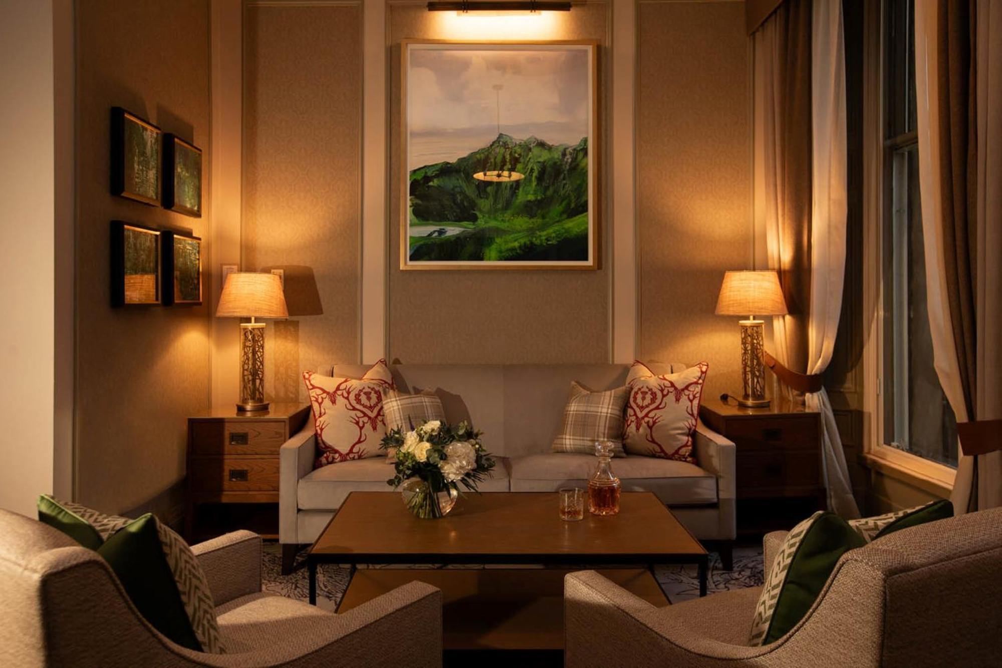 Hotel Intercontinental Edinburgh The George By Ihg Exteriér fotografie A living room with a painting by the artist