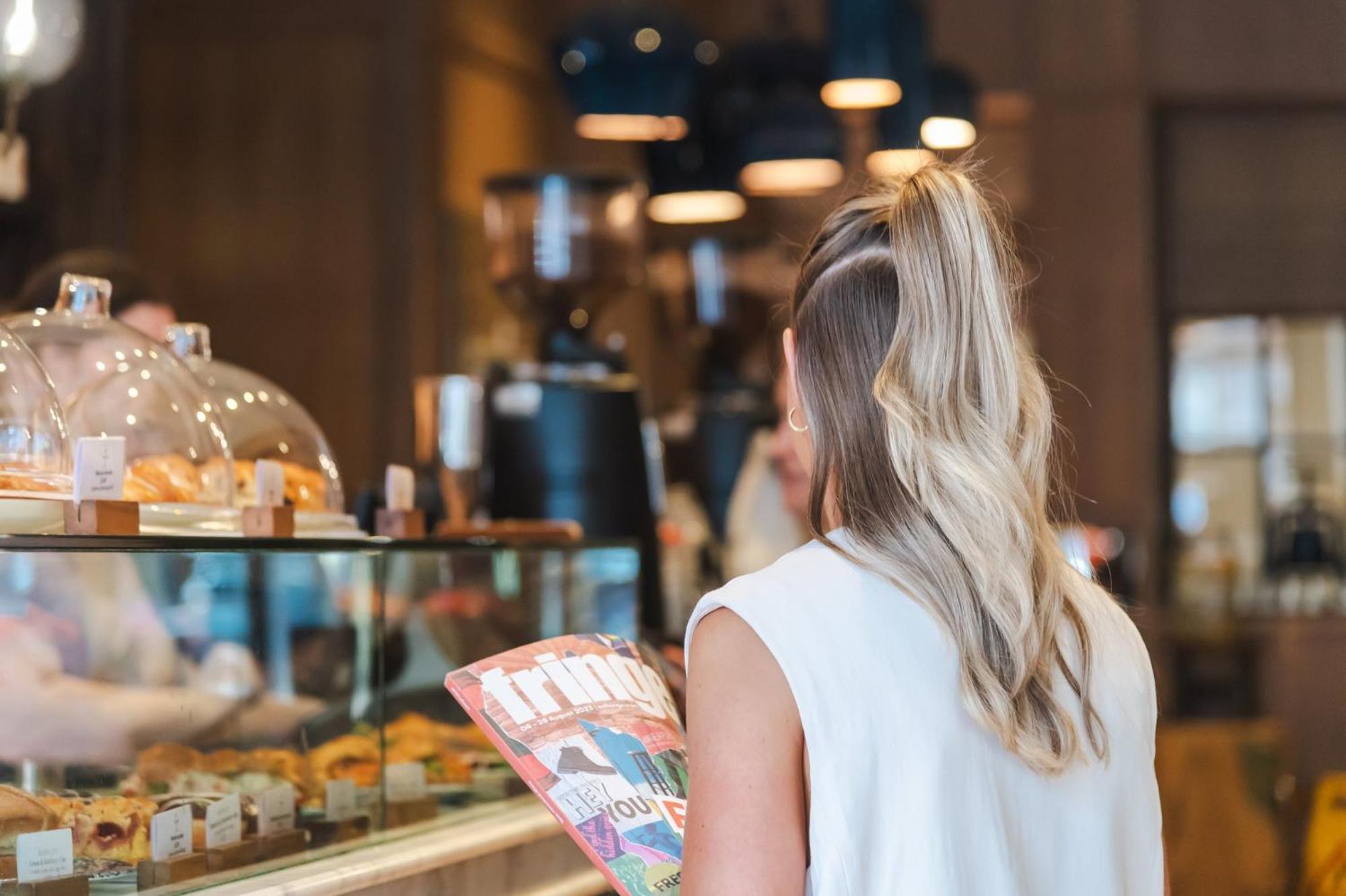 Hotel Intercontinental Edinburgh The George By Ihg Exteriér fotografie A woman ordering from a menu