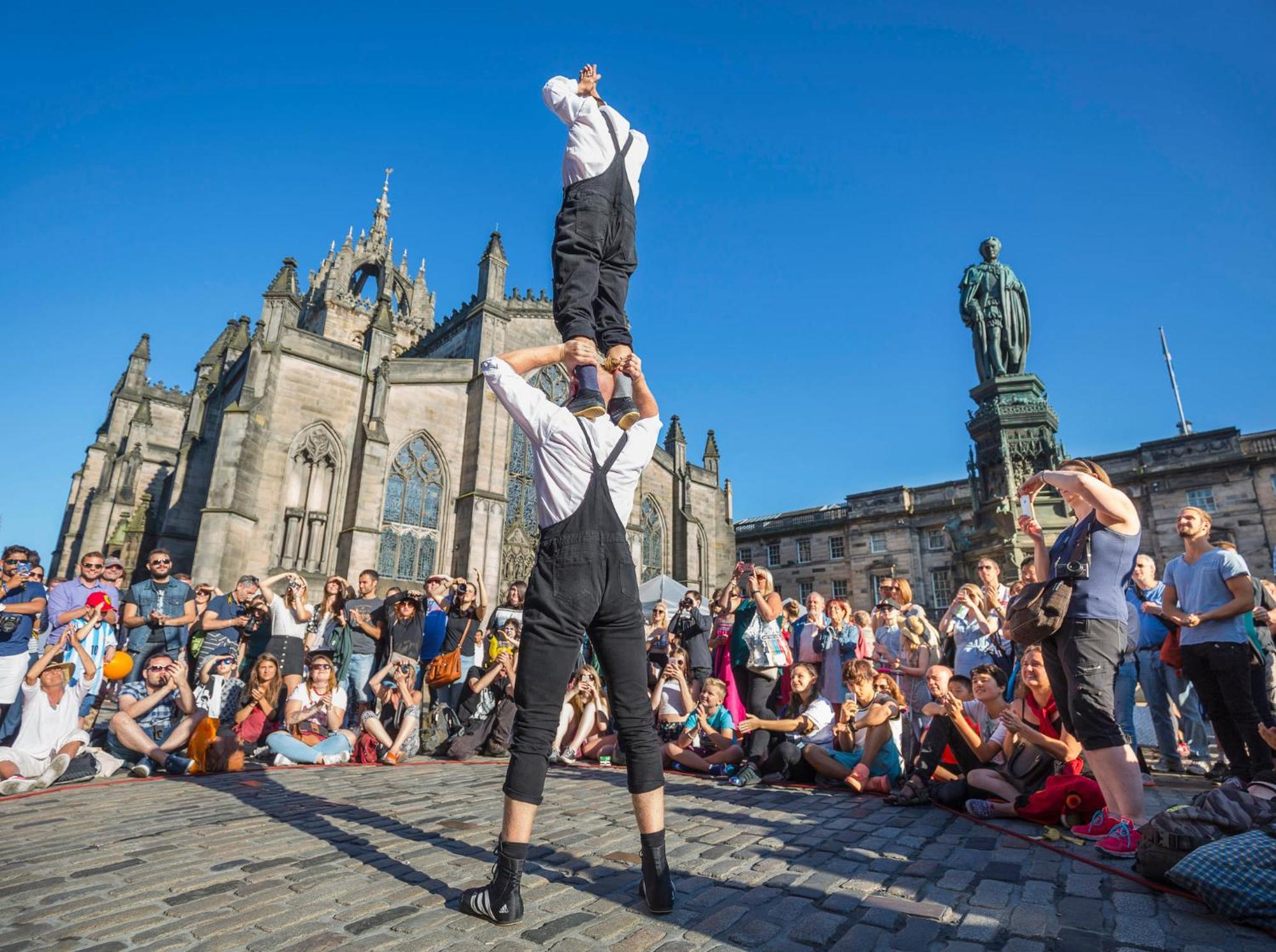 Hotel Intercontinental Edinburgh The George By Ihg Exteriér fotografie Street performers on the Royal Mile