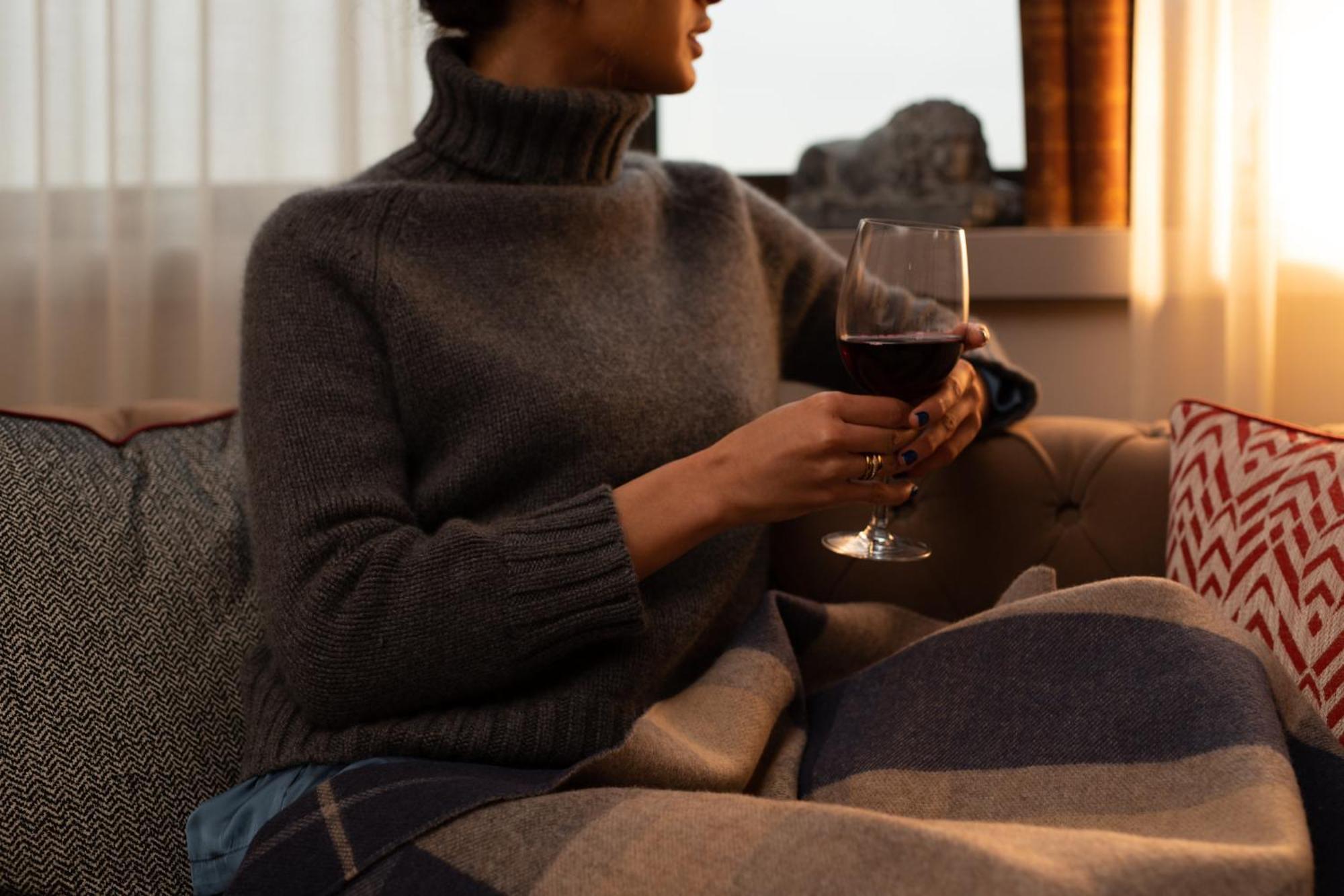 Hotel Intercontinental Edinburgh The George By Ihg Exteriér fotografie A woman wearing a turtleneck