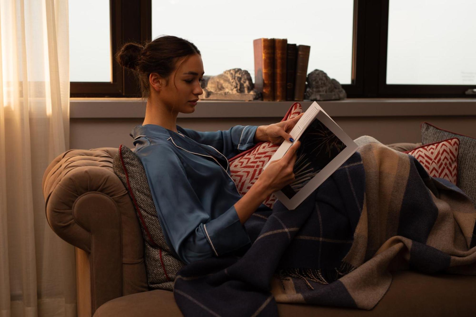 Hotel Intercontinental Edinburgh The George By Ihg Exteriér fotografie A woman reading a book