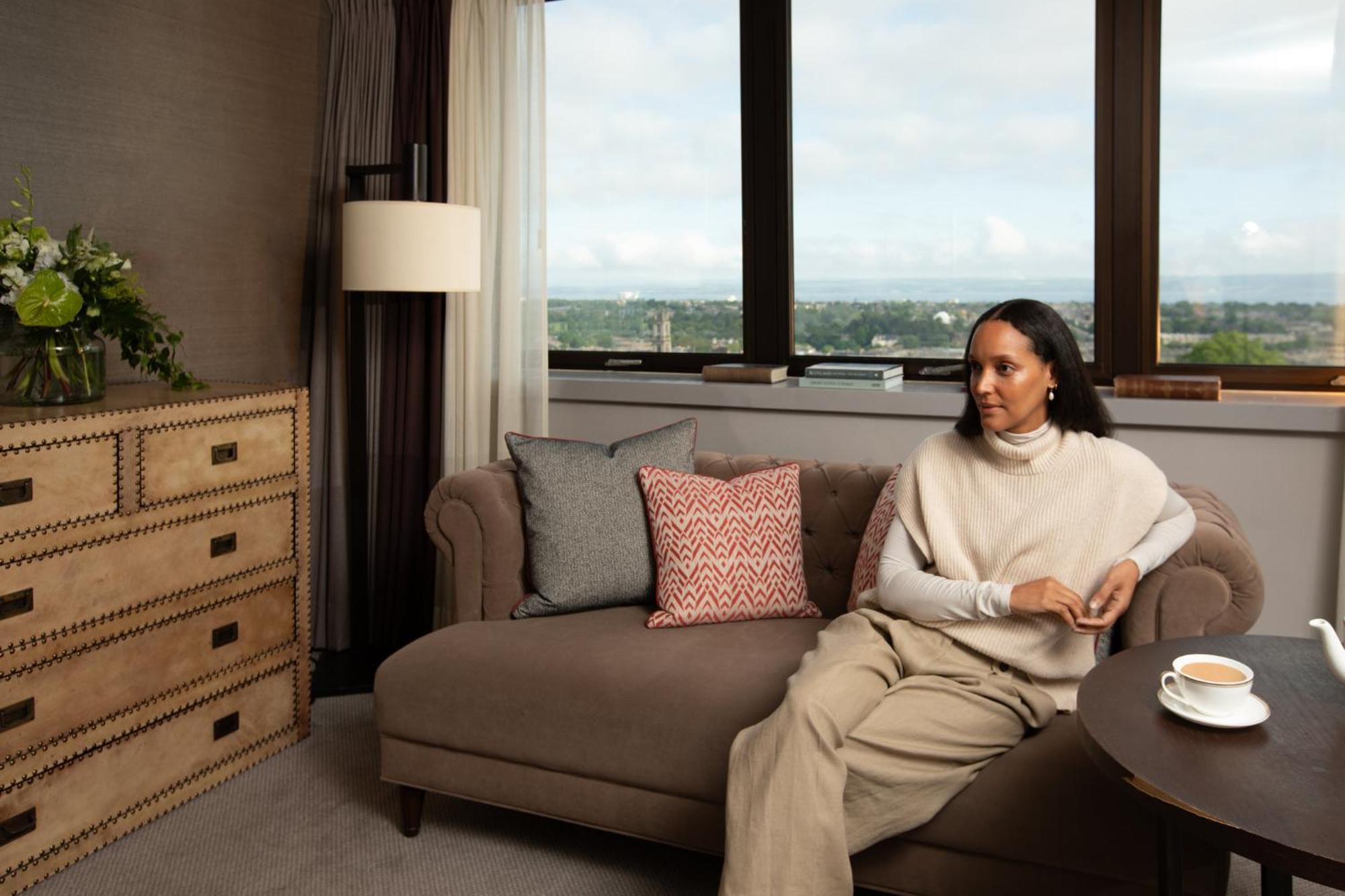 Hotel Intercontinental Edinburgh The George By Ihg Exteriér fotografie A woman sitting on a sofa