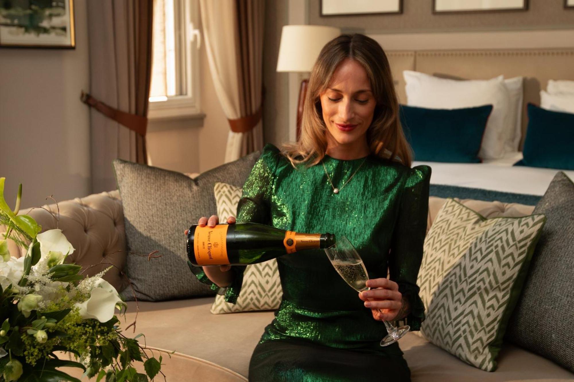 Hotel Intercontinental Edinburgh The George By Ihg Exteriér fotografie A woman pouring a glass of champagne