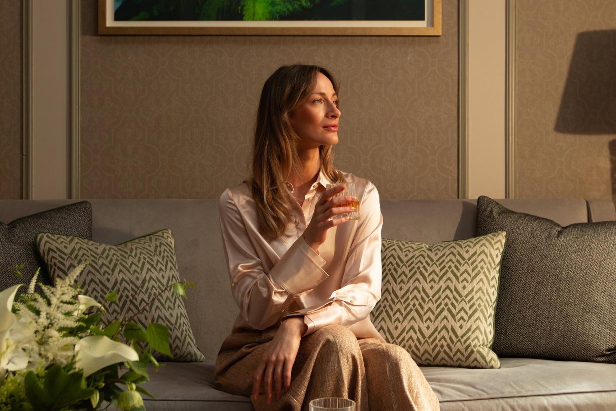 Hotel Intercontinental Edinburgh The George By Ihg Exteriér fotografie A woman wearing a silk shirt