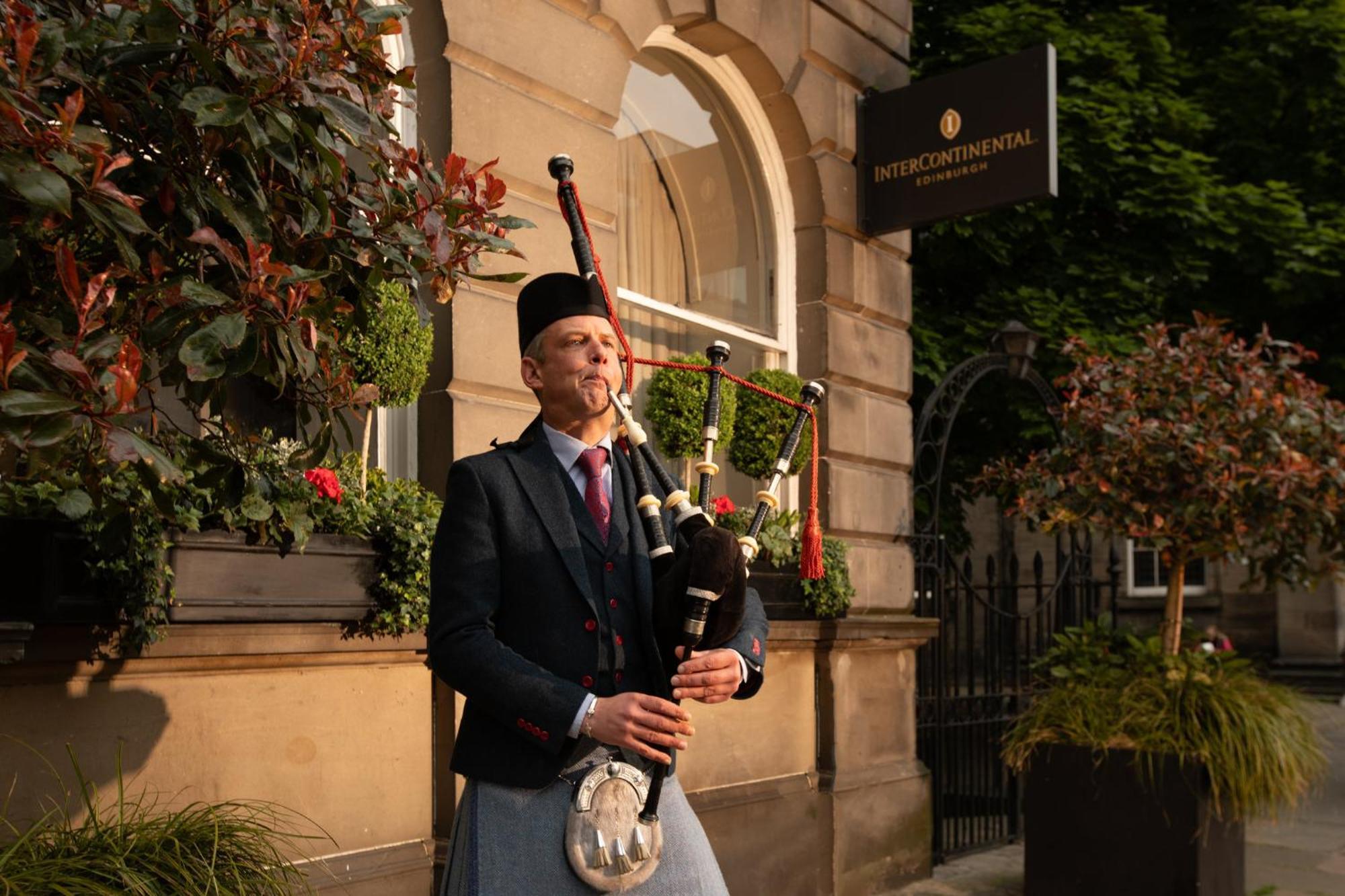 Hotel Intercontinental Edinburgh The George By Ihg Exteriér fotografie Piper at the entrance of the hotel